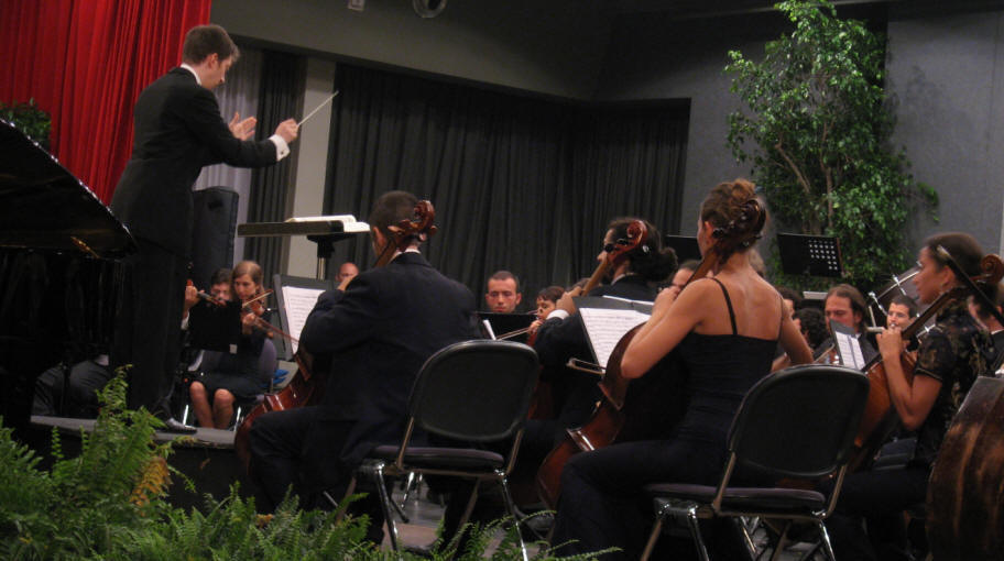 Mattia Peli conducts the Orchestra Cherubini