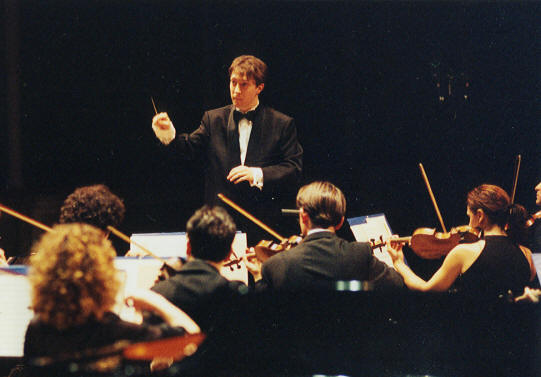 Mattia Peli mentre dirige l'Orchestra Filarmonica Marchigiana