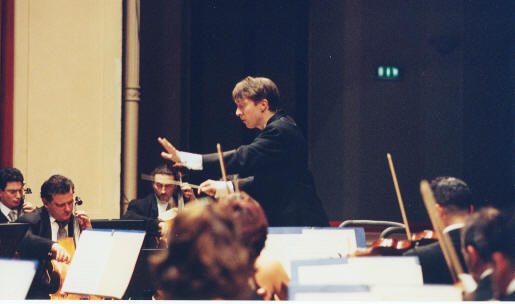 Mattia Peli mentre dirige l'Orchestra Filarmonica Marchigiana