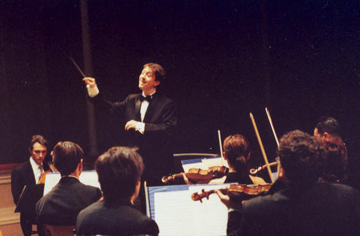 Mattia Peli mentre dirige l'Orchestra Filarmonica Marchigiana